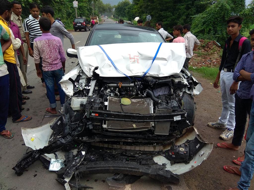 Noida's young man dies falling from bus