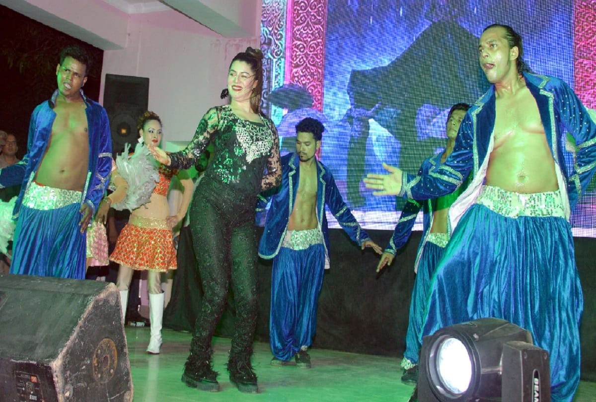 Actress Kainaat Arora dance to see, conflict in the Bijnor program