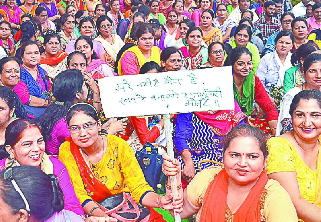 puraani pension bahaali ko lekar garje shikshak