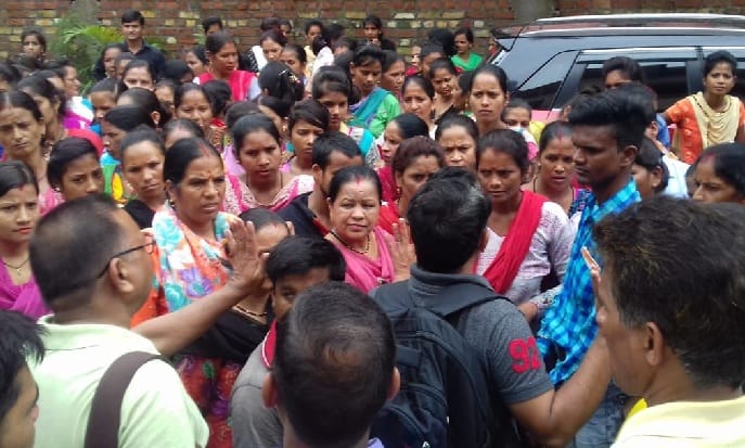 सैकड़ों डेल्टा मजदूरों ने घेरा थाना
