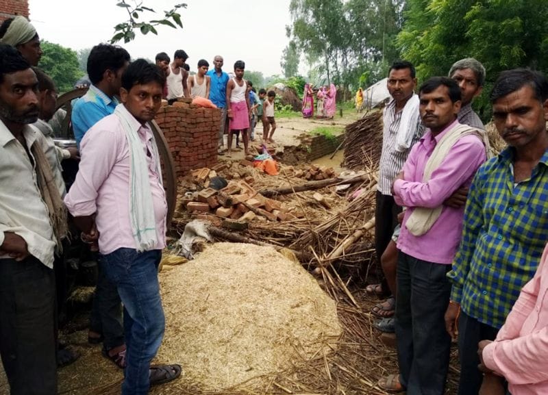 तेज बारिश से गिरी दीवार में दबकर दंपती की दबकर मौत