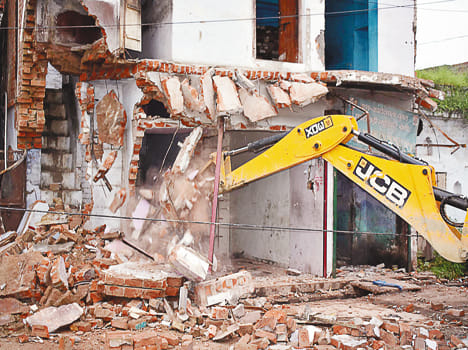 Mosque destroying itself in encroachment campaign