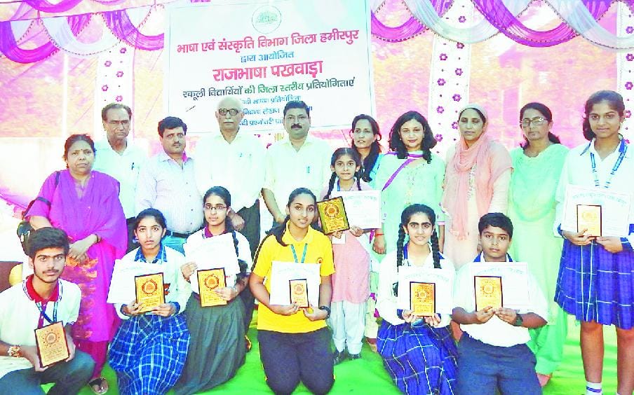 भाषण प्रतियोगिता में जलाड़ी स्कूल की वैशाली प्रथम