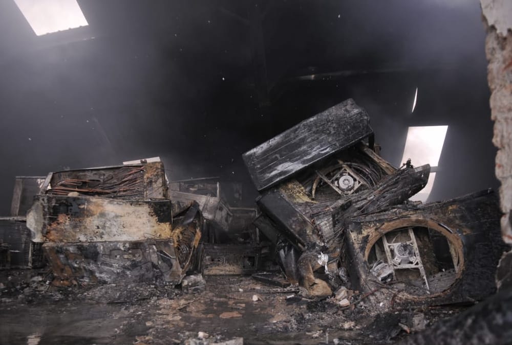 fire in electric store in lucknow.