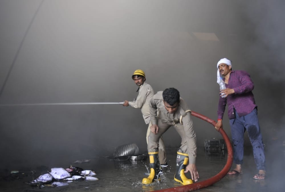 fire in electric store in lucknow.