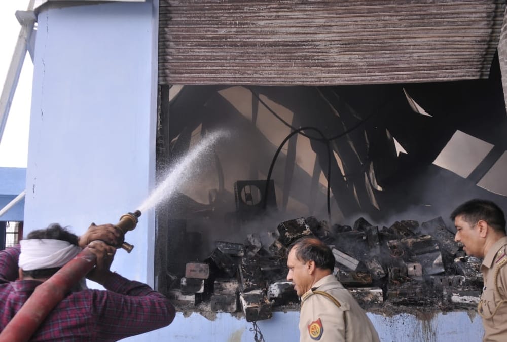 fire in electric store in lucknow.