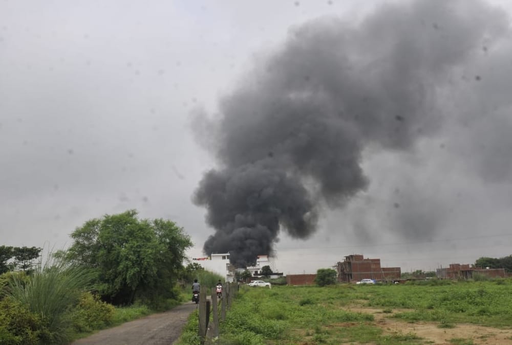 fire in electric store in lucknow.