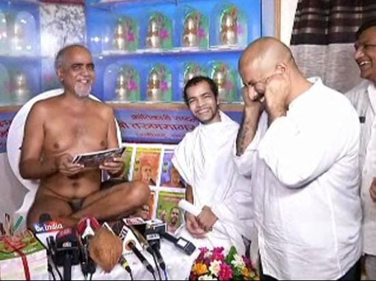 Jain Monk Tarun Sagar Controversy with Bollywood Singer Vishal Dadlani