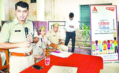 पुलिस की पाठशाला को संबोधित करते एसपी दिनेश कुमार।