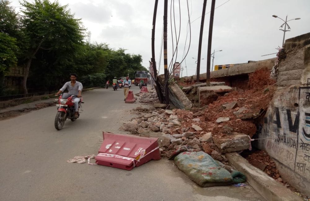 आगरा-फिरोजाबाद हाईवे की सर्विस लेन की रेलिंग ढही, हादसा टला