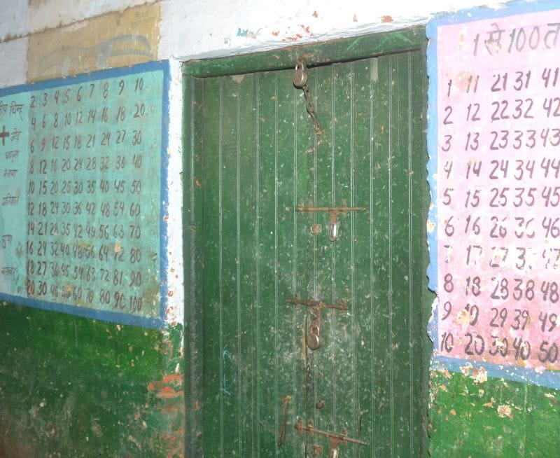 स्कूल में अभिभावकों ने जड़ा ताला, प्रदर्शन