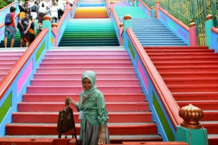 malaysian hindu temple's 272 stairs gets, stunning paint job