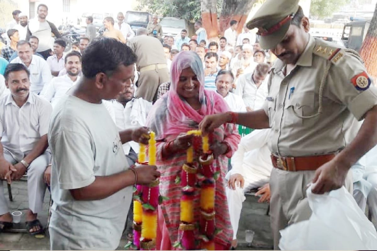 Mujaffarnagar: woman married to homegaurd in police station makes a difficult for inspector