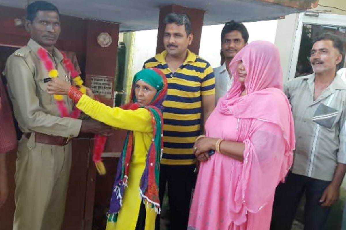 Mujaffarnagar: woman married to homegaurd in police station makes a difficult for inspector