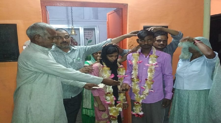 Lover couple married in the temple of the police station