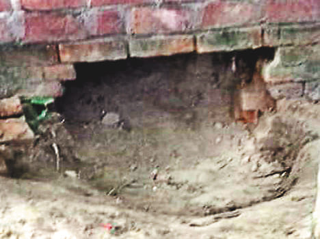 cash and jwellery theft from house in hardoi
