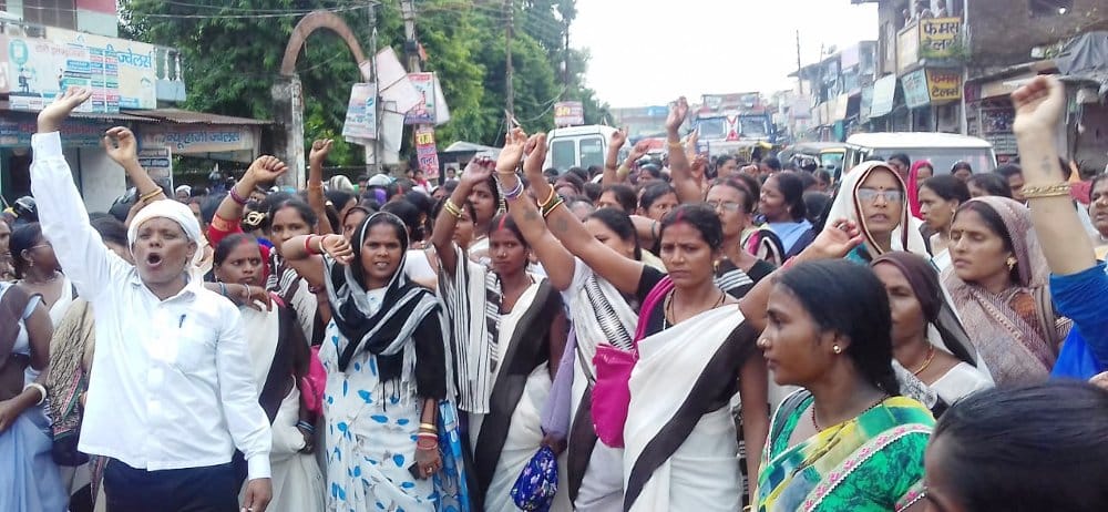 Aasha worker jammed traffic