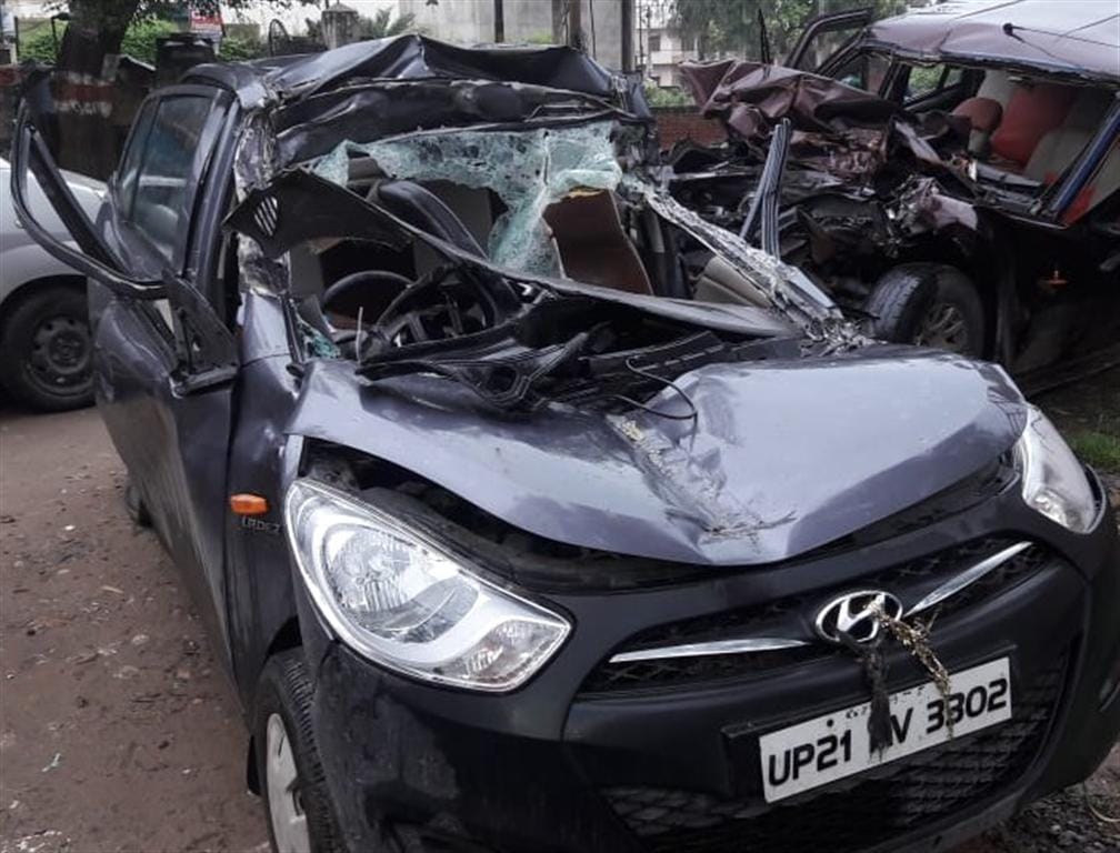 Truck crushes car, two die, one injured