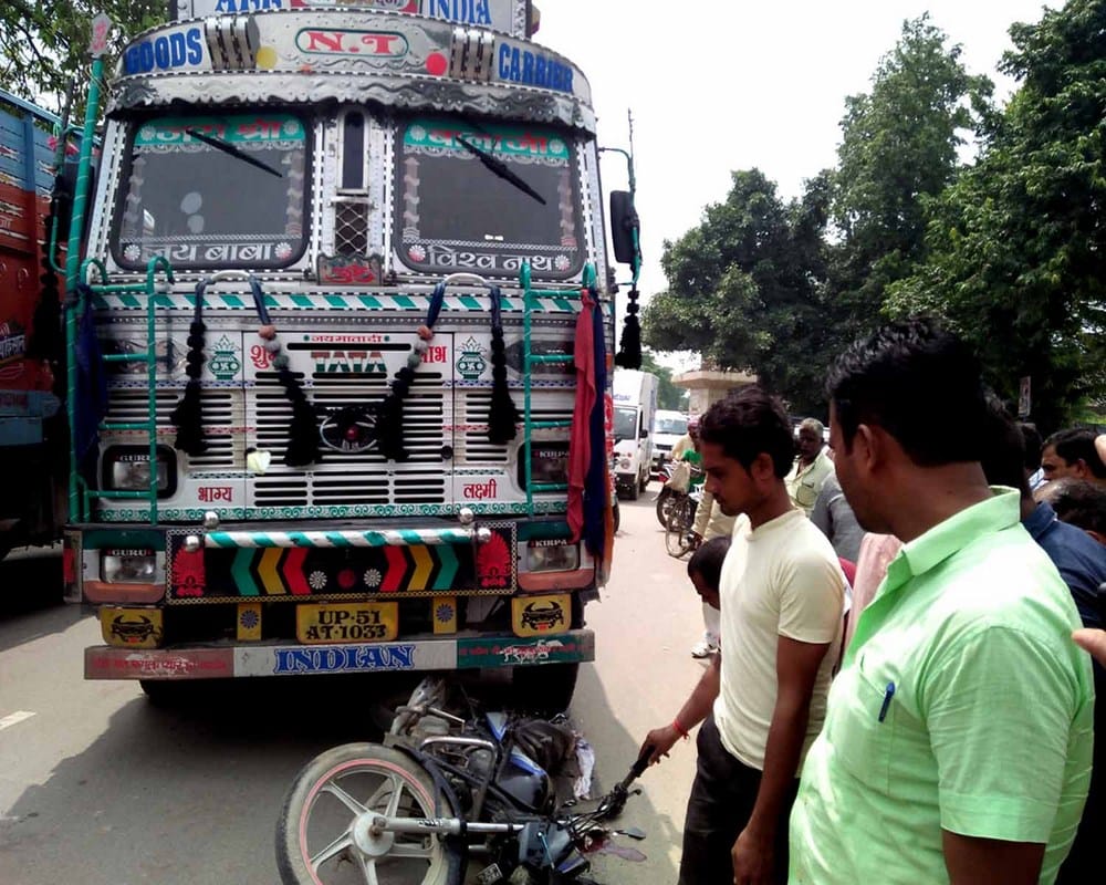 truck pikup accident, 10 imjured