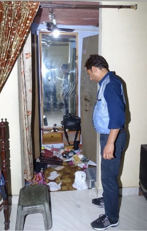 in agra The police were sitting and stole in front