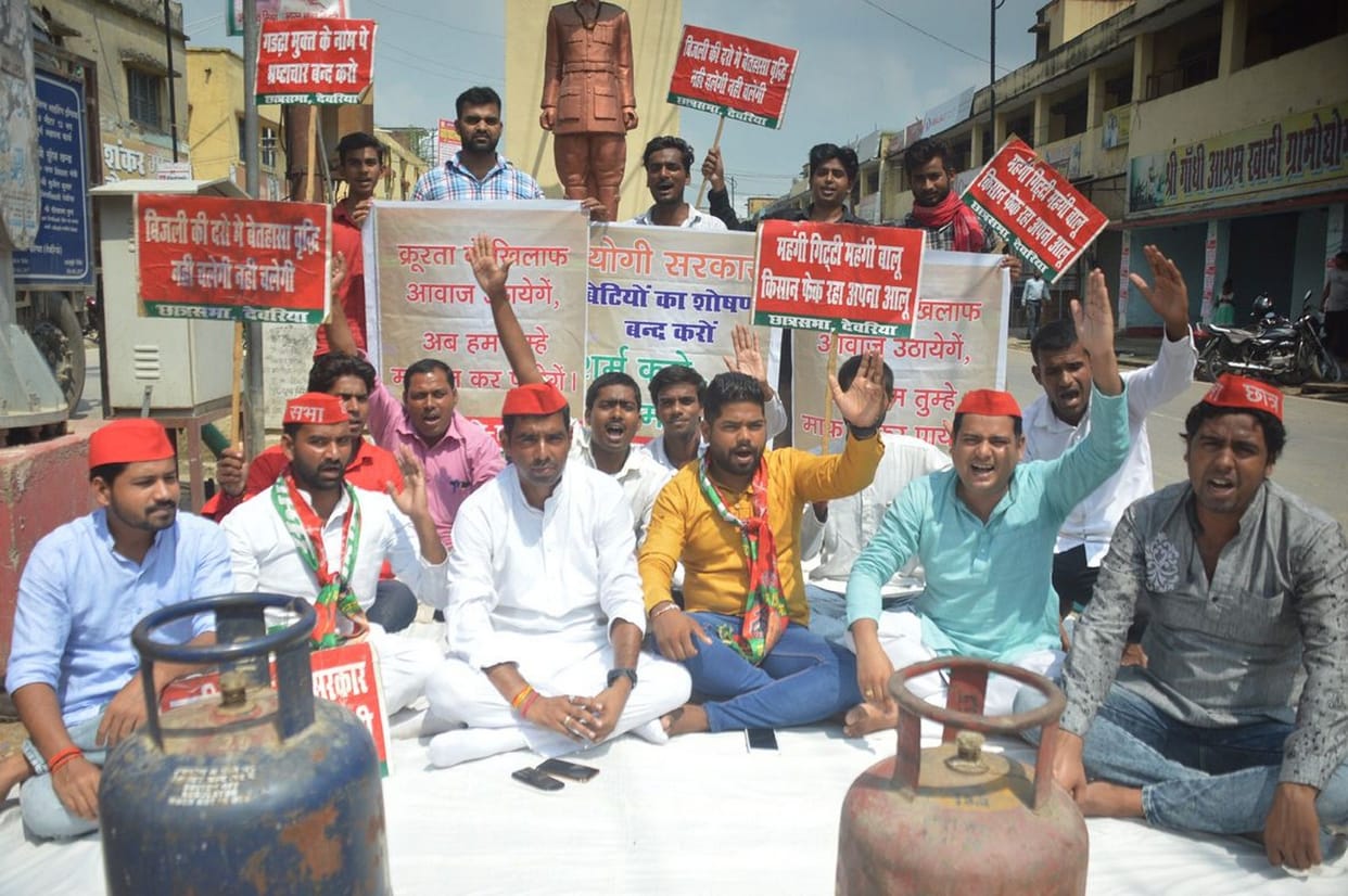 रसोई गैस में मूल्यवृद्घि के विरोध में समाजवादी छात्रसभा ने दिया धरना