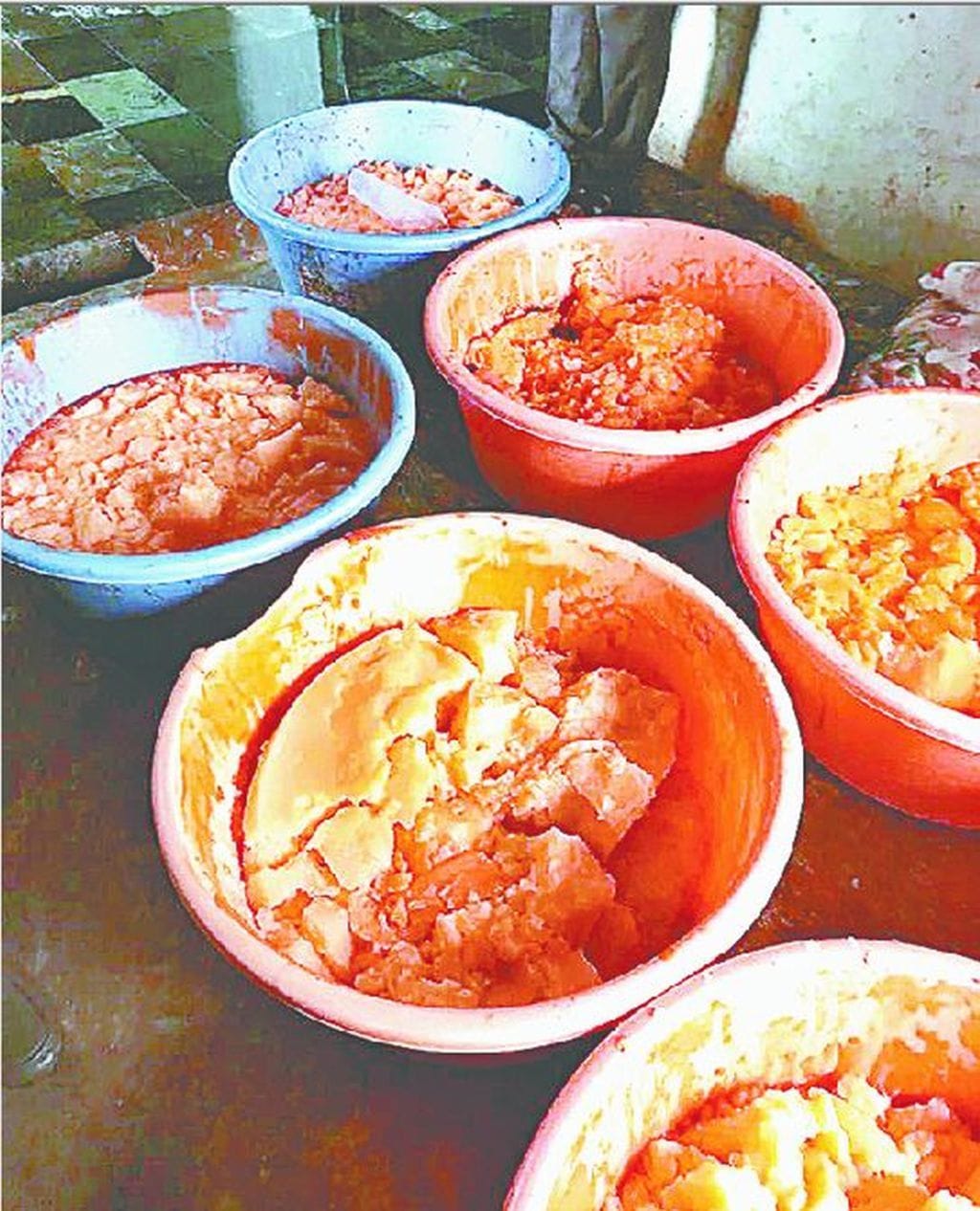 Starch and color were mixed in sweet sauce in agra