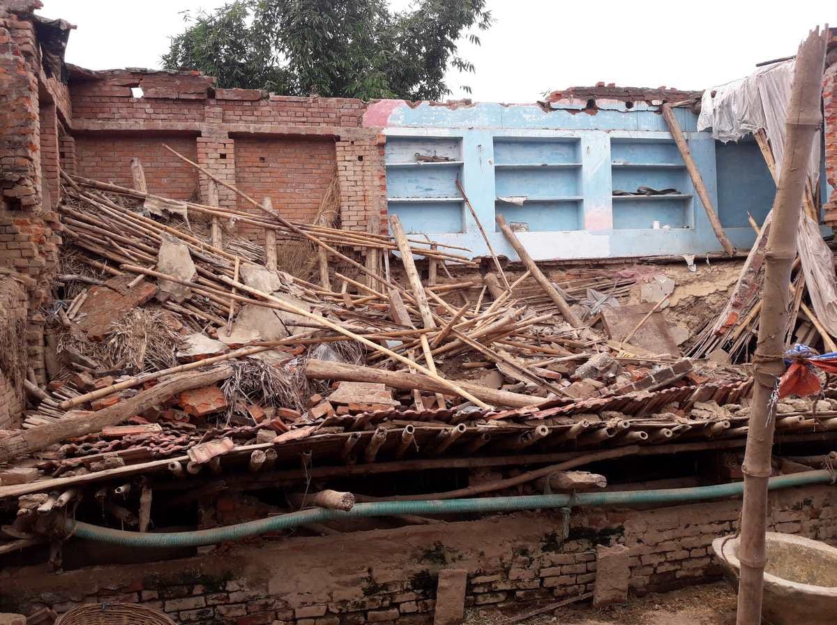 three people injured after house silling crash on him