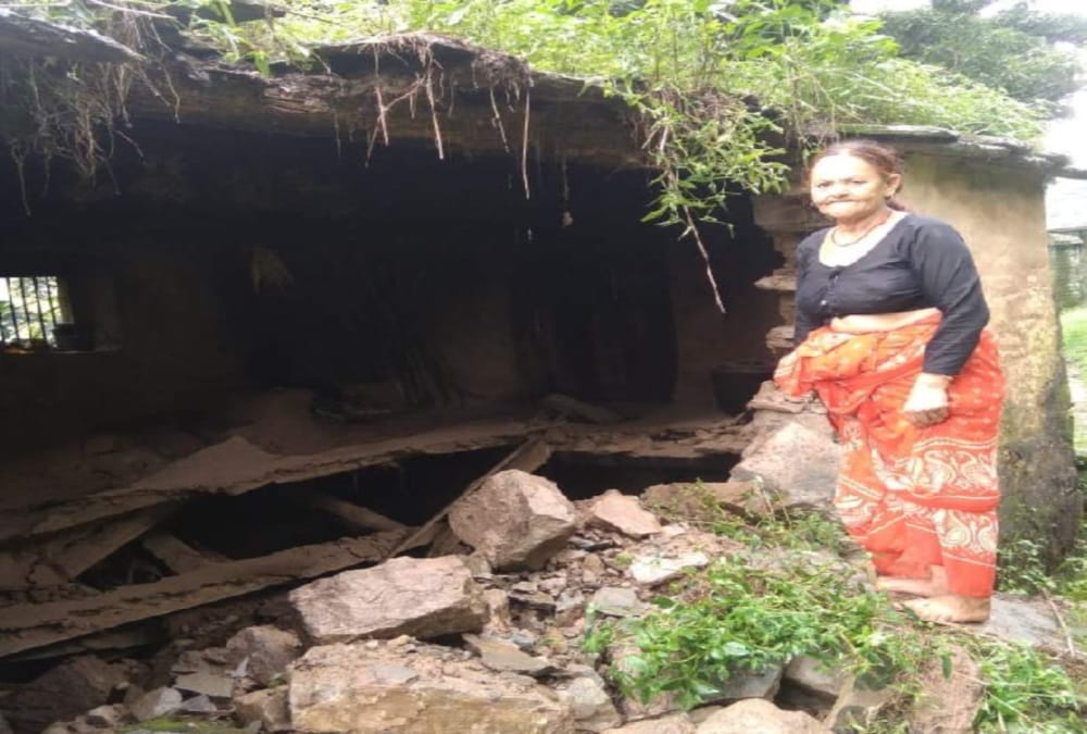 Cloudburst in pauri after heavy rain two house collapse