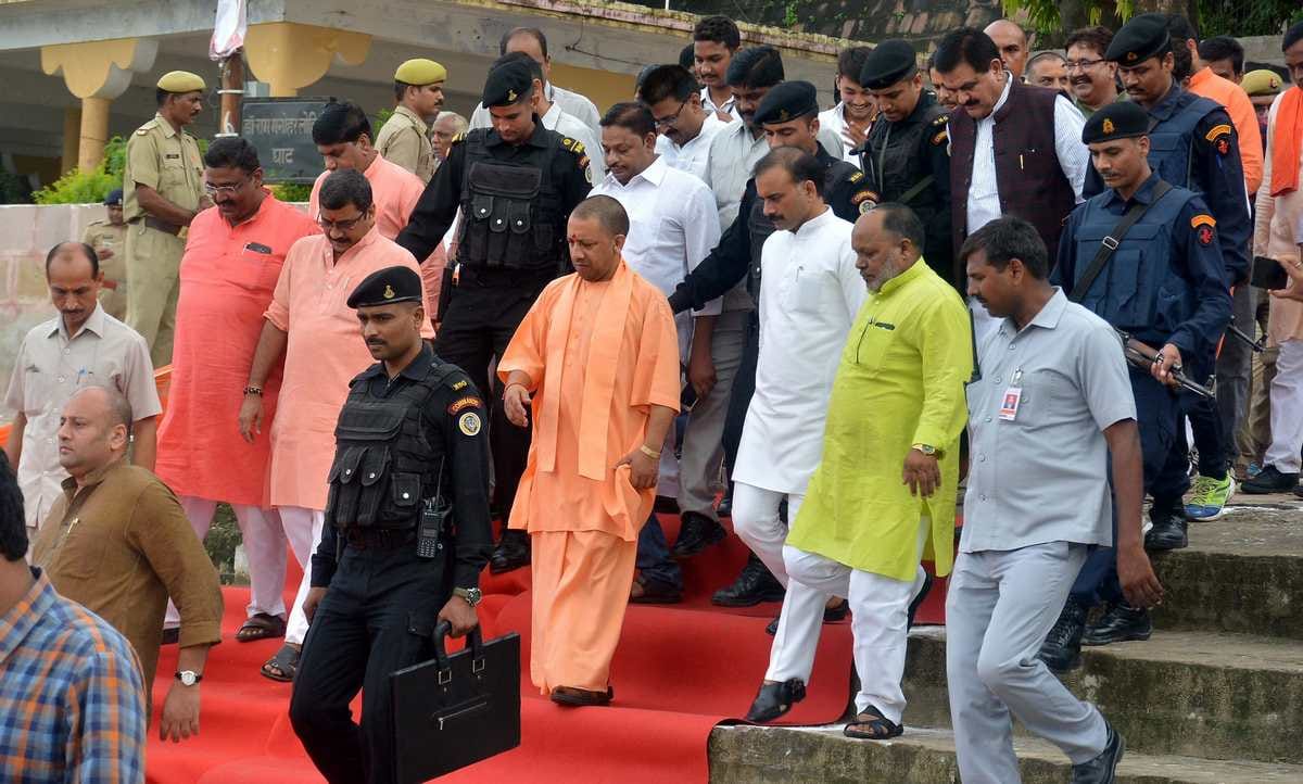 Yogi adityanath angry his security personal in varanasi