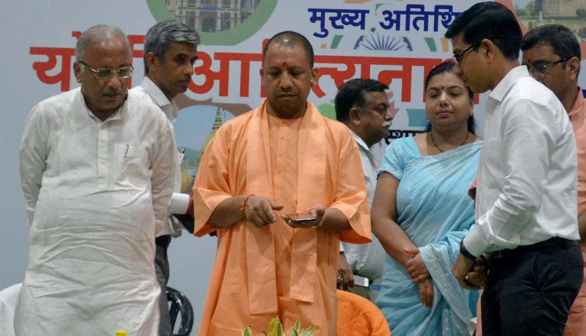 Yogi adityanath angry his security personal in varanasi