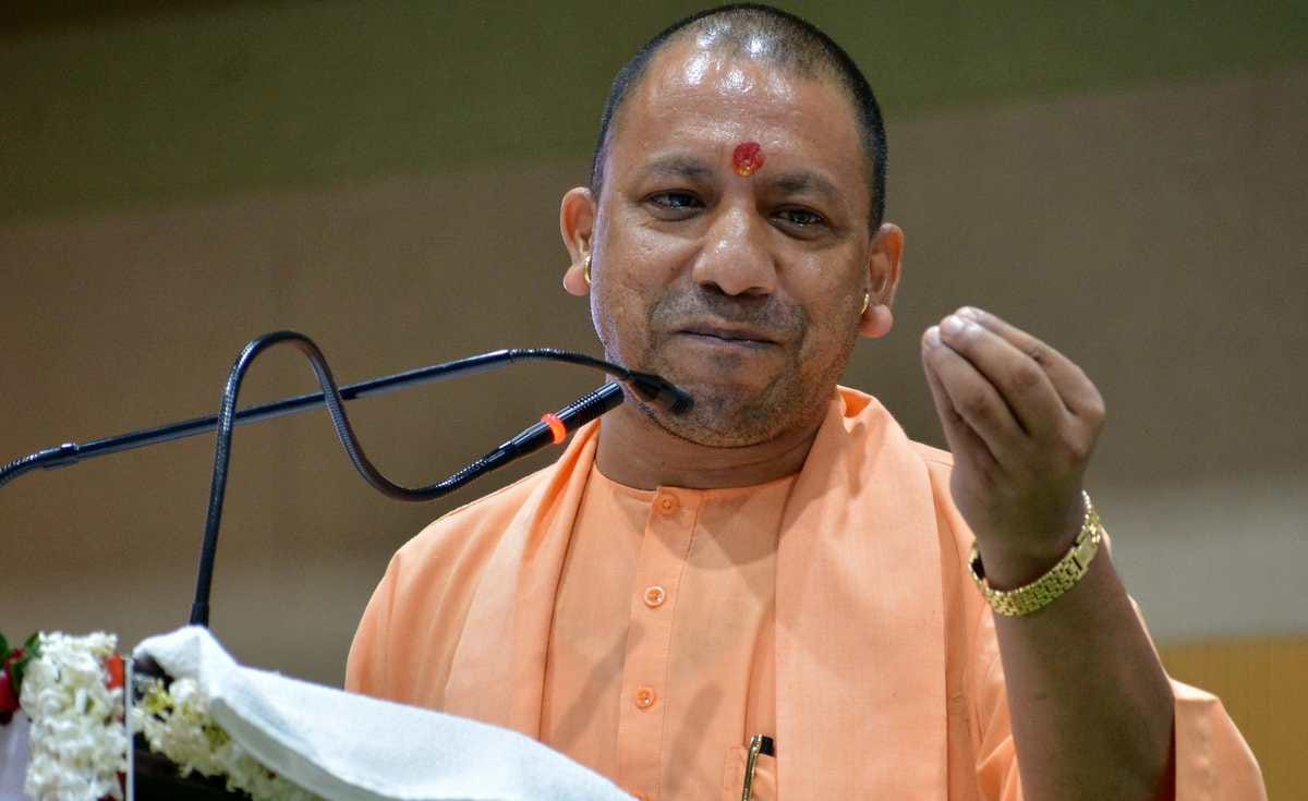 Yogi adityanath angry his security personal in varanasi