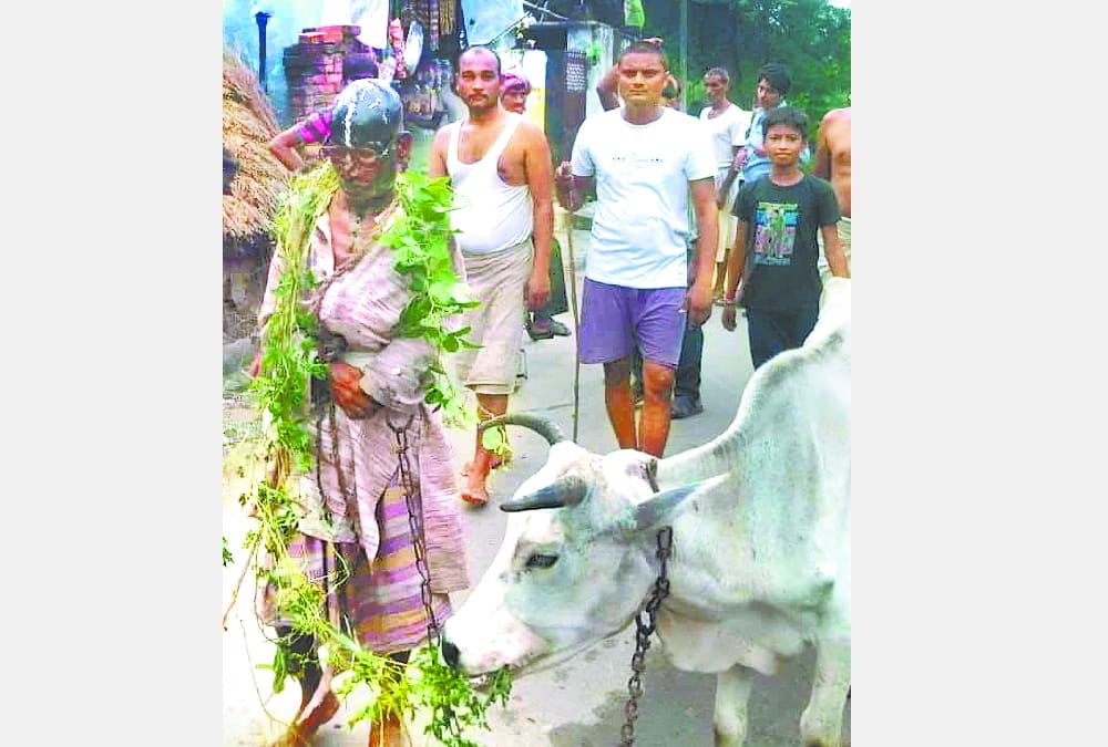 An old man beaten by some people for allegedly leaving a cow in balrampur.