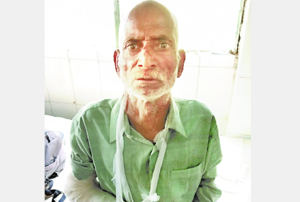 An old man beaten by some people for allegedly leaving a cow in balrampur.
