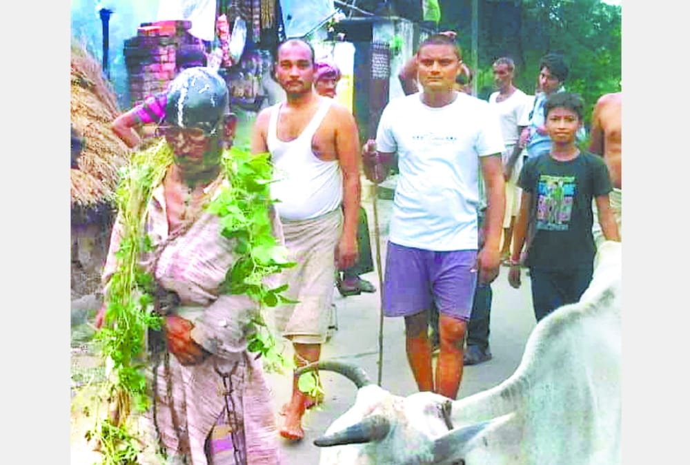 An old man beaten by some people for allegedly leaving a cow in balrampur.