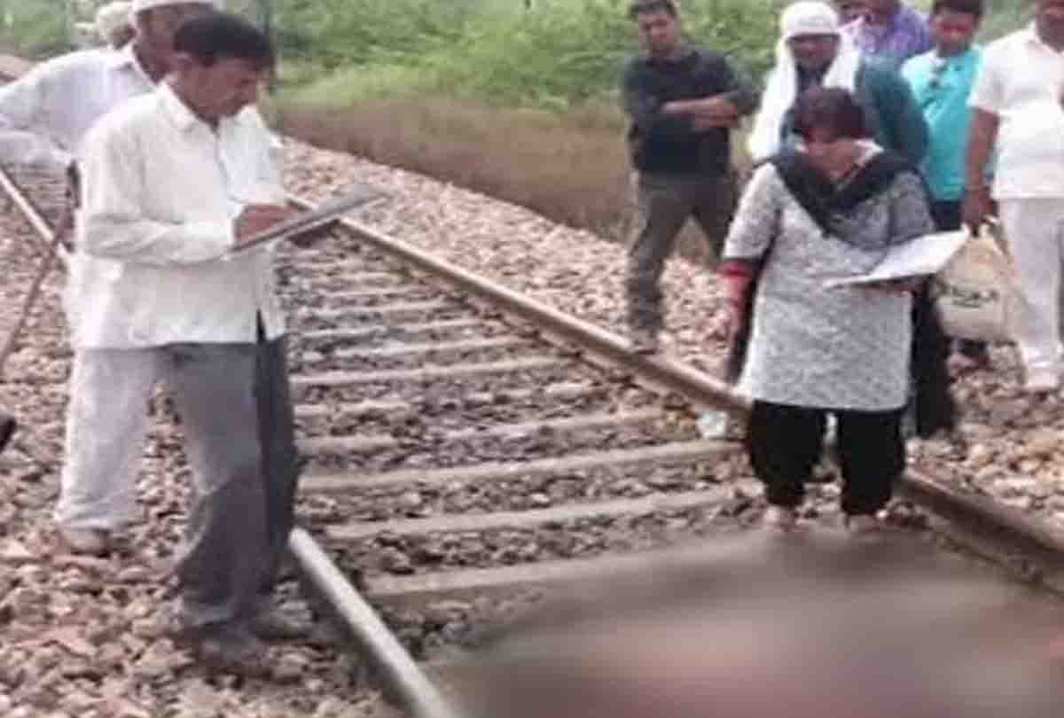 Two people died in Hardoi, found dead body on the track