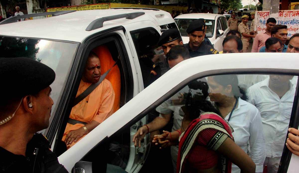 Yogi adityanath angry his security personal in varanasi