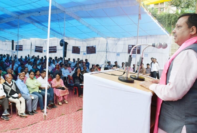 जनमंच में उठाईं पेयजल, बिजली, सड़क समस्याएं
