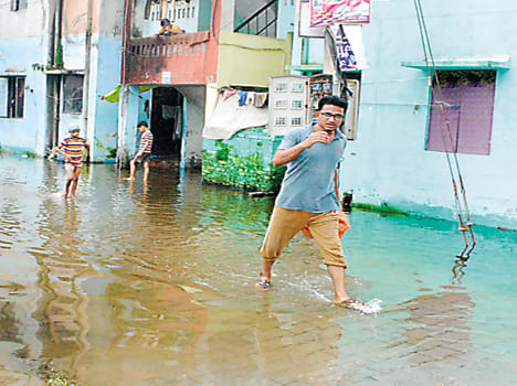people leavimg kanshram colony, cut electricity