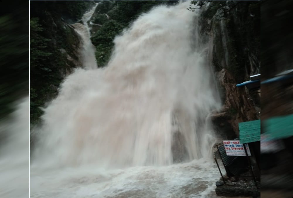 Tourist rescue from kempty fall heavy flow in dehradun