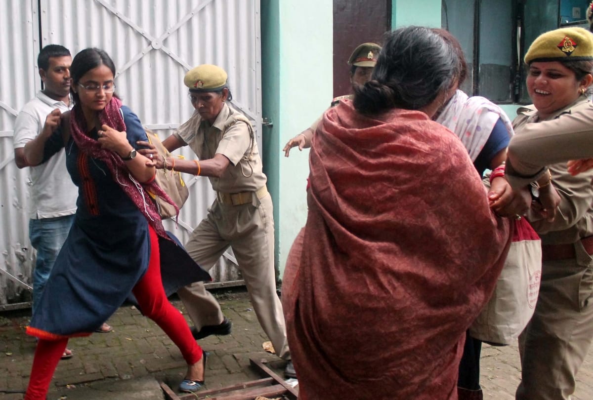 lathicharge on teacher recruitment applicant in lucknow