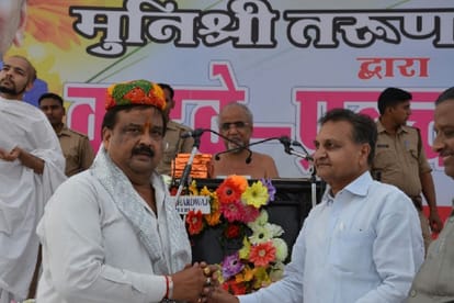 jain muni Shri Tarun Sagar Maharaj formed different identitie Large crowed on his Meerut arrival