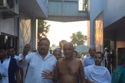 jain muni Shri Tarun Sagar Maharaj formed different identitie Large crowed on his Meerut arrival