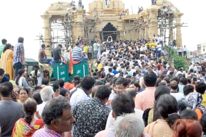 jain muni Shri Tarun Sagar Maharaj formed different identitie Large crowed on his Meerut arrival