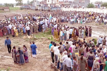 jain muni Shri Tarun Sagar Maharaj formed different identitie Large crowed on his Meerut arrival