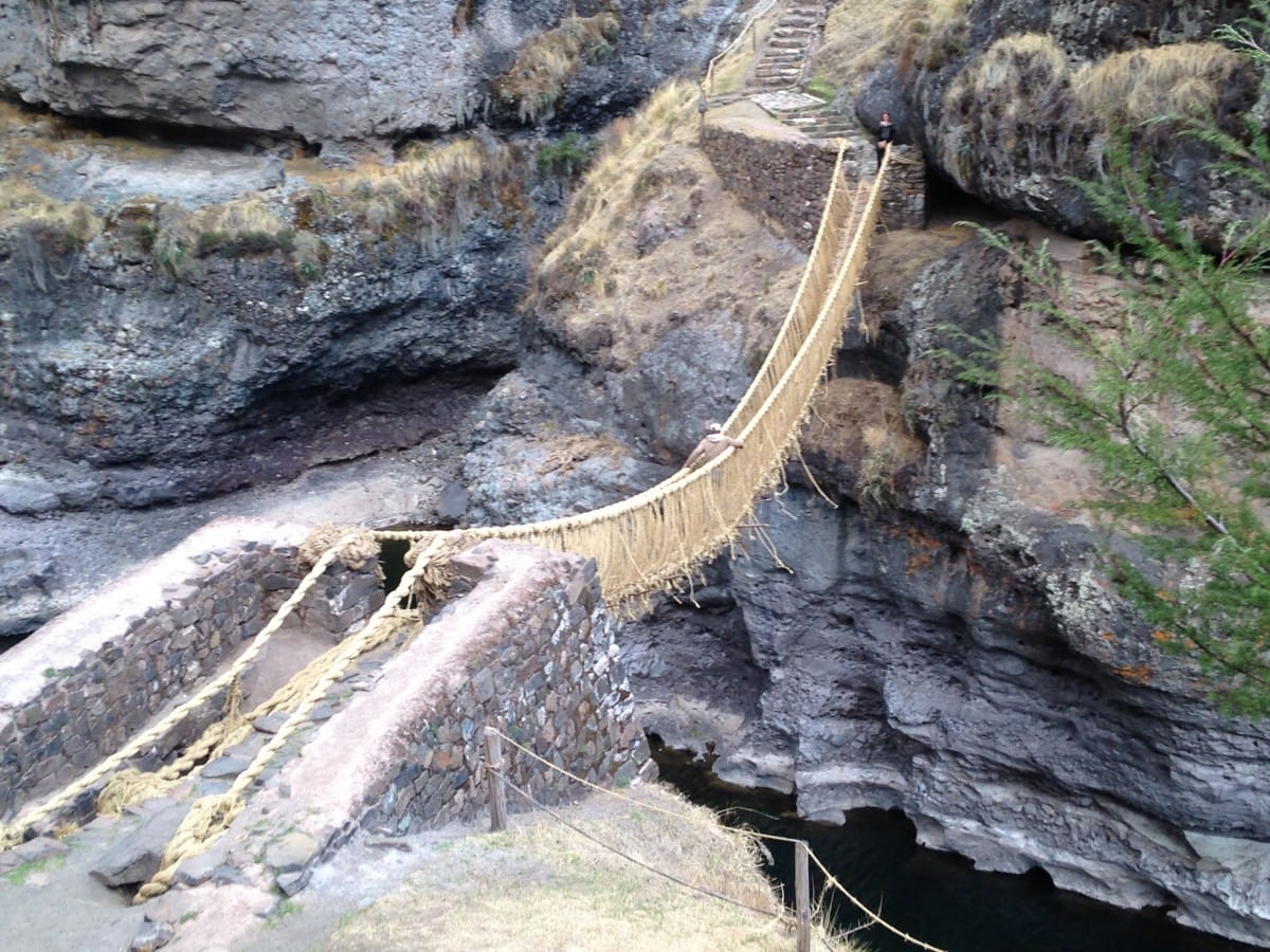 rope bridge of peru is the most dangerous bridge of world but favorite of tourists