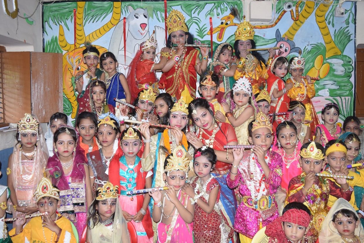 श्रीकृष्ण का बाल स्वरूप धारण कर बच्चों ने मन मोहा