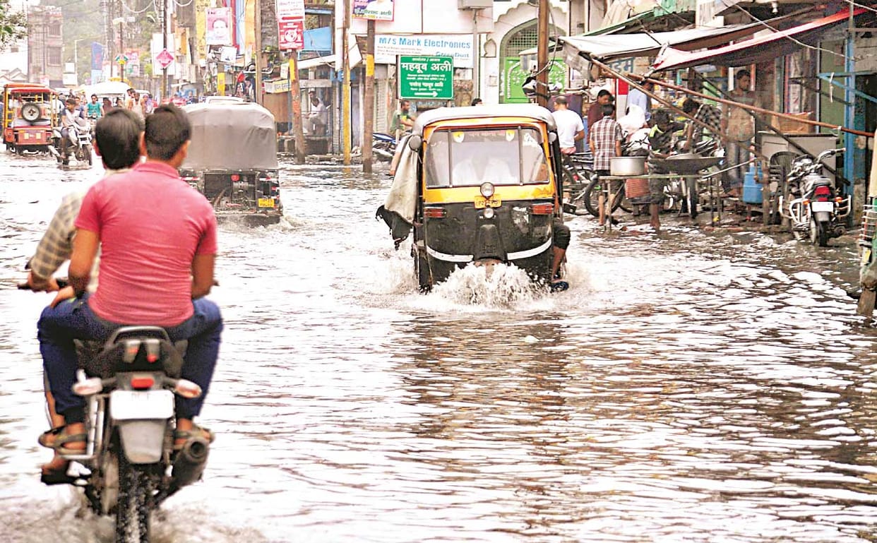 जगह-जगह कूड़े का ढेर और दुर्गंध से जीना हुआ मुश्किल