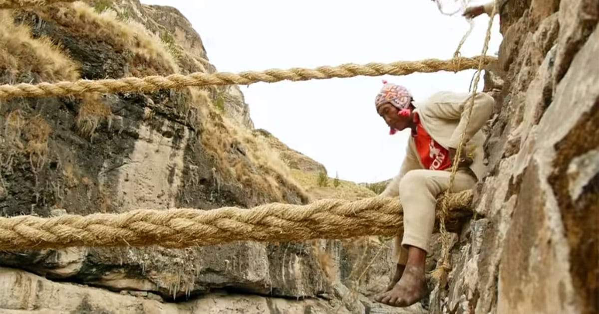 rope bridge of peru is the most dangerous bridge of world but favorite of tourists