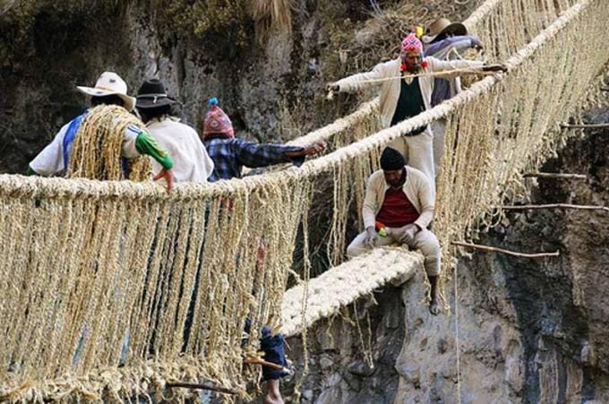 rope bridge of peru is the most dangerous bridge of world but favorite of tourists