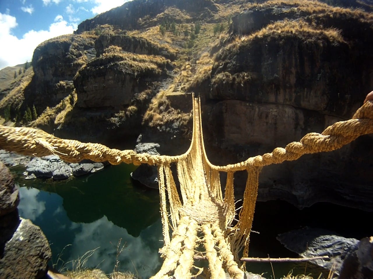 rope bridge of peru is the most dangerous bridge of world but favorite of tourists